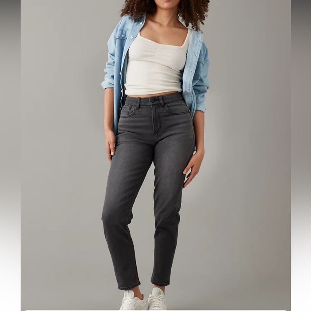 AMERICAN EAGLE CURVY MOM JEANS